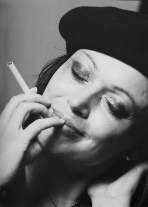 Frau mit Zigarette SW